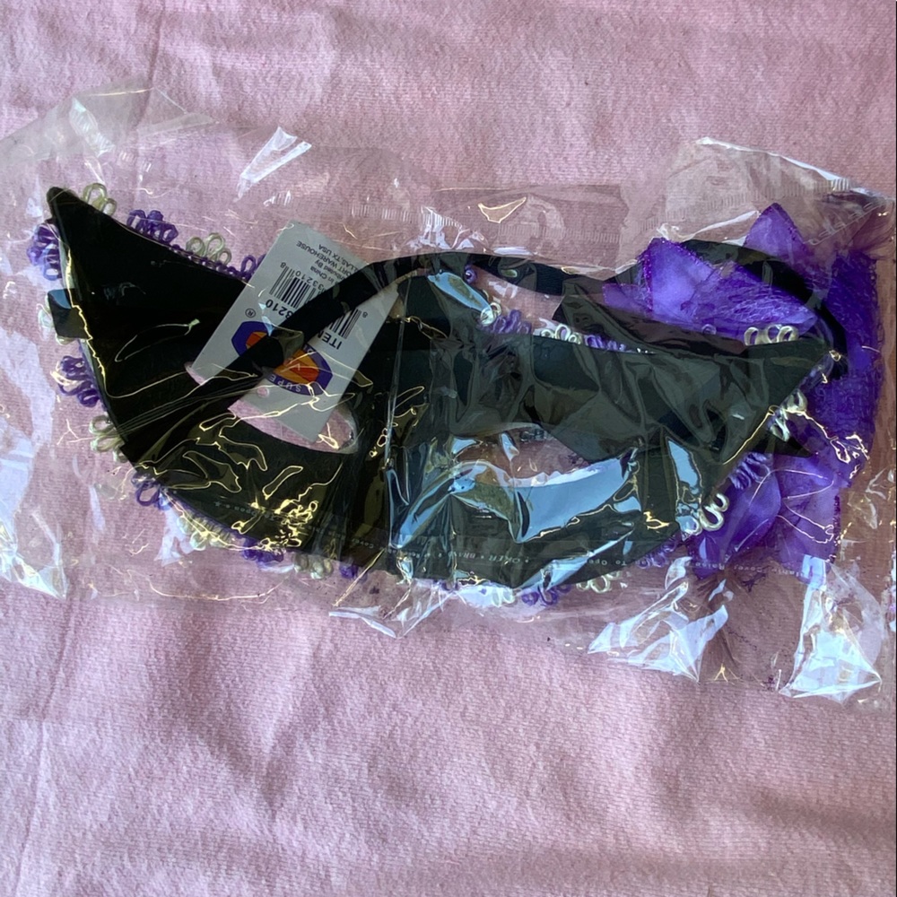Mask w/feathers Halloween/Mardi Gras